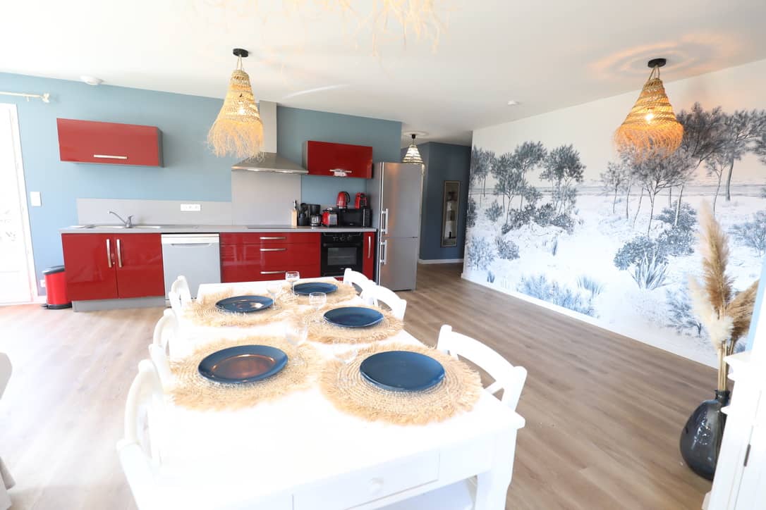 joli gîte de vacances à mimizan vue de la salle à manger