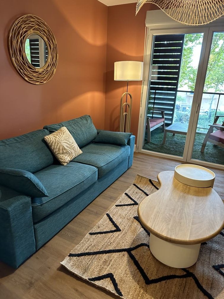 Canapé lit et table basse appartement T2 quai secret d'augustine Narbonne Centre