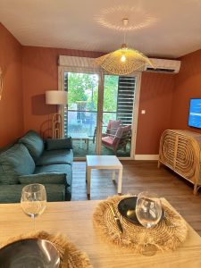 Espace salon cuisine appartement T2 quai secret d'augustine Narbonne Centre