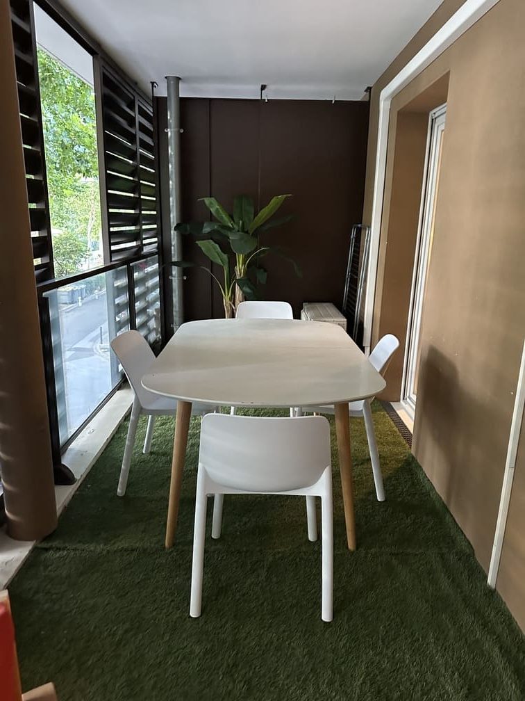 Grand balcon appartement T2 quai Narbonne centre secret d'augustine