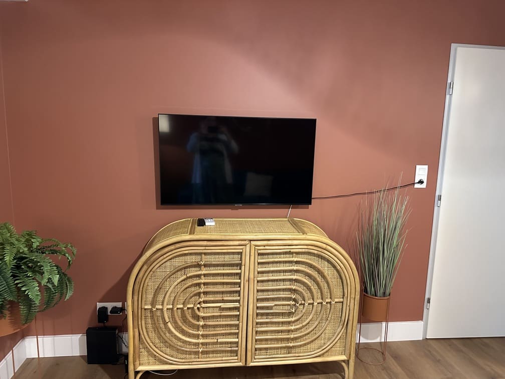 Photo télévision appartement T2 quai secret d'augustine Narbonne Centre