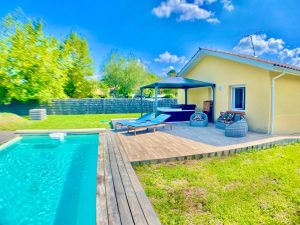 Terrain de la Villa Océane à Mimizan avec piscine et jacuzzi - Location de vacances