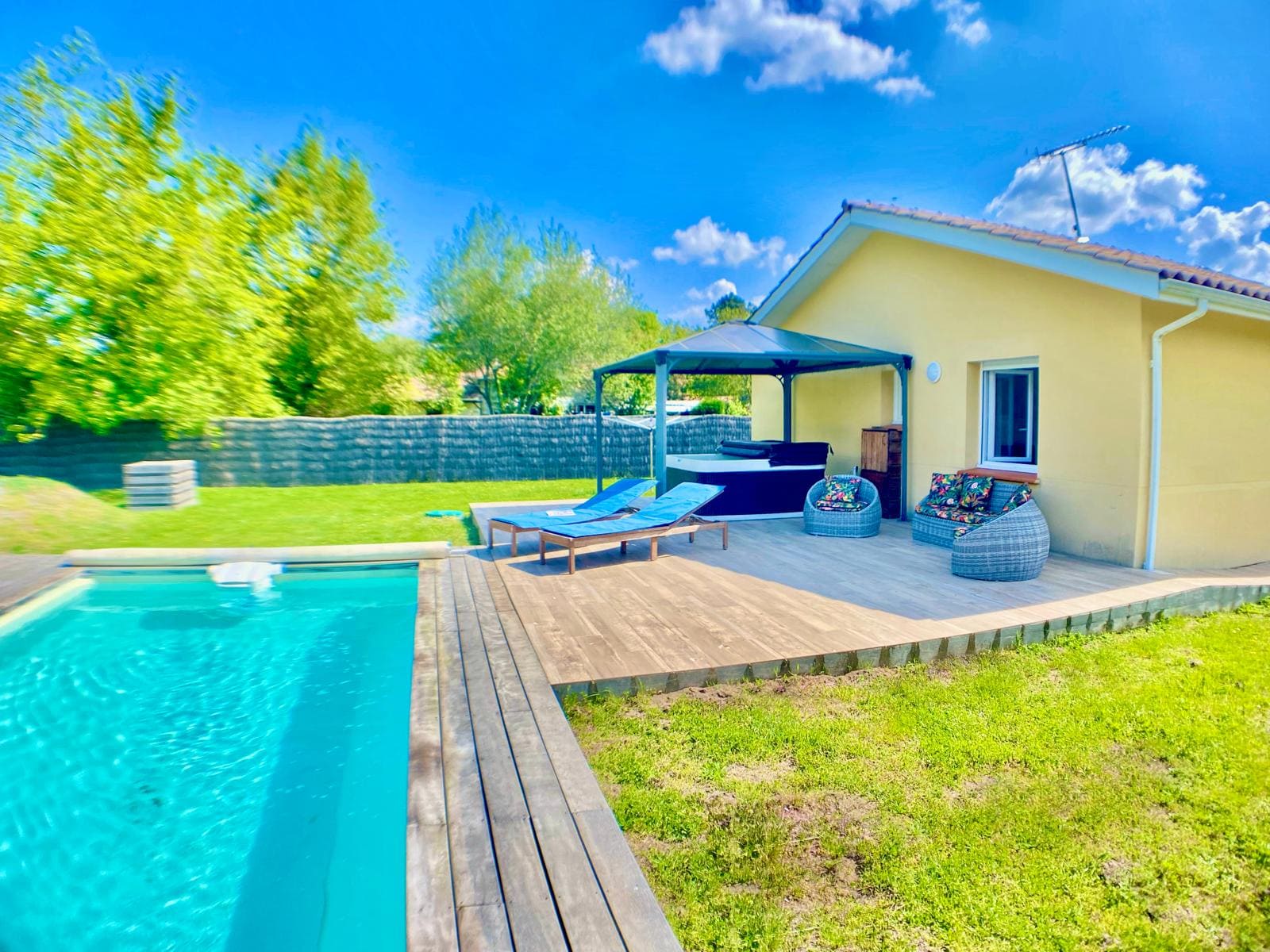 Terrain de la Villa Océane à Mimizan avec piscine et jacuzzi - Location de vacances