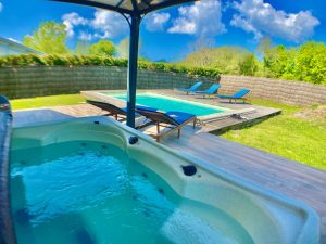 Vue du jacuzzi de la Villa Océane Location de vacances à Mimizan maison familiale
